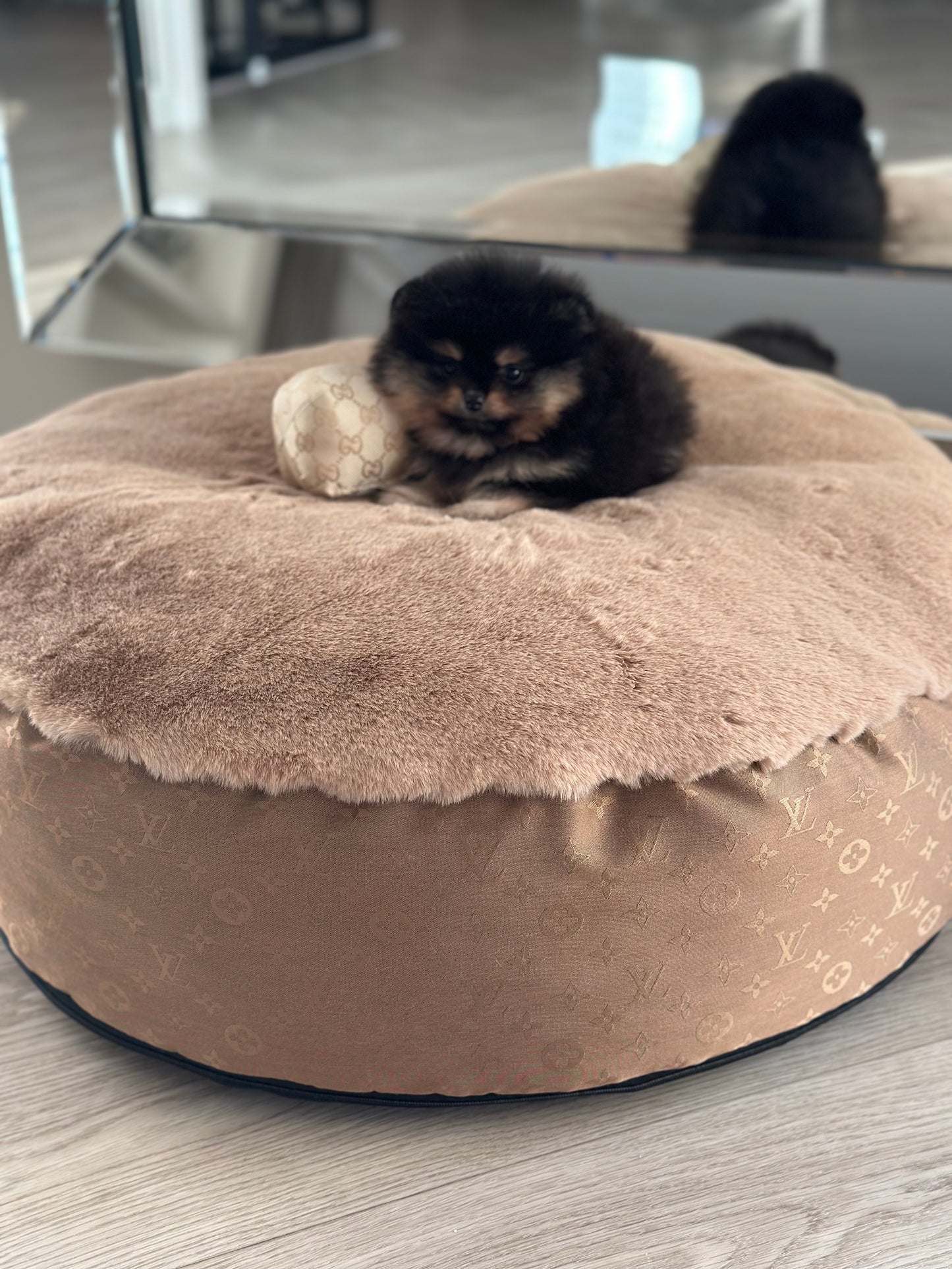 Lv Pouf bed